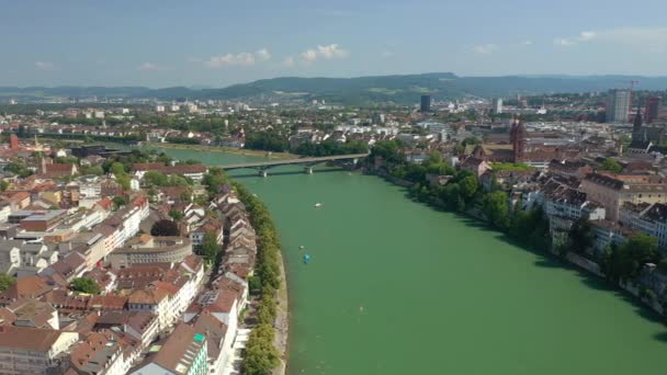 Voo Sobre Paisagem Urbana Basileia Dia Verão Tráfego Fluvial Panorama — Vídeo de Stock