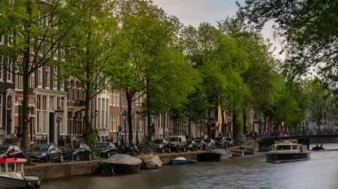 gündüz amsterdam şehir ünlü kanal trafik köprüsü panorama 4k timelapse hollanda