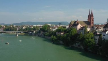 basel şehir katedrali nehir kenarı yaz günü hava panorama 4k İsviçre üzerinde uçuş