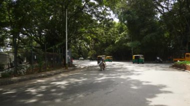 Yağmurlu bir gün, Bangalore City trafik sokağı havacılık panorama 4k Hindistan