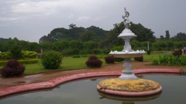Yağmurlu bir gün Bangalore şehri ünlü saray bahçesi çeşmesi yavaş çekim panorama 4k Hindistan