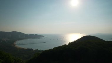 Gün batımı Sanya şehri nehir kenarı rıhtımı panorama 4k hainan adası porseleni