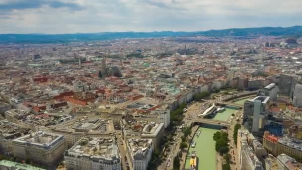 ウィーン市内中心部上空飛行 晴れた日有名な宮殿空中パノラマ4Kタイムラプスオーストリア — ストック動画