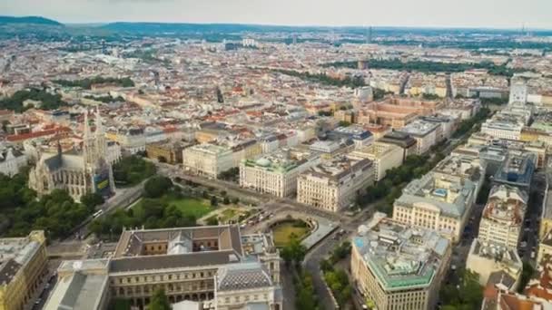 ウィーン市内中心部の晴れた日のフライト有名な正方形の空中パノラマ4Kタイムラプスオーストリア — ストック動画