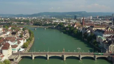 basel şehir nehir trafik köprüsü havadan panorama 4k İsviçre üzerinde yaz günü uçuş