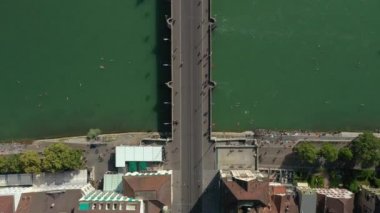 basel şehir nehir trafik köprüsü üzerinde yaz günü uçuş havadan üstten panorama 4k İsviçre