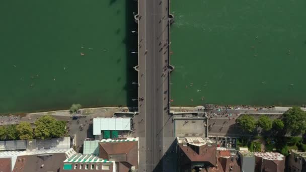 Sommardag Flyg Över Basel City River Traffic Bridge Antenn Topdown — Stockvideo