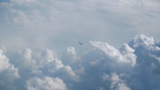 惊人的飞机飞行在云镜头 — 图库视频影像