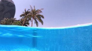Sanya tatil köyü yüzme havuzu su altında 4k Hainan Çin