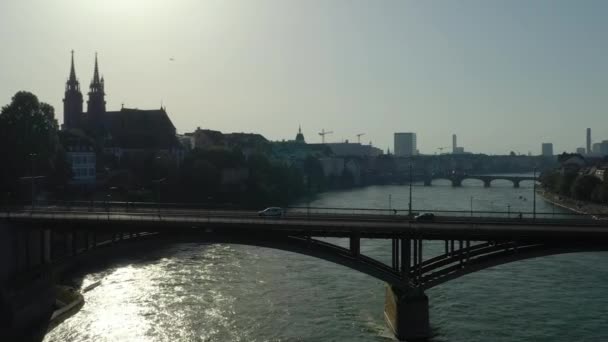 Vuelo Sobre Ciudad Basilea Puente Tráfico Fluvial Puesta Del Sol — Vídeos de Stock