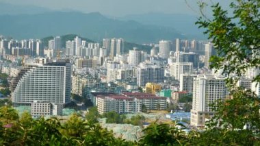 Gün batımı Sanya şehri nehir kenarı rıhtımı panorama 4k hainan adası porseleni
