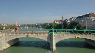 basel şehir nehir trafik köprüsü havadan panorama 4k İsviçre üzerinde yaz günü uçuş