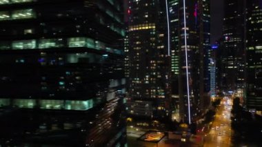 Işıklı Singapur şehir havadan panorama 4k görüntüleri üzerinde Gece uçuş