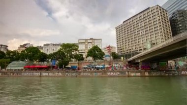 bulutlu viyana cityscape nehir kenarı ünlü turistik defne panorama 4k timelapse avusturya