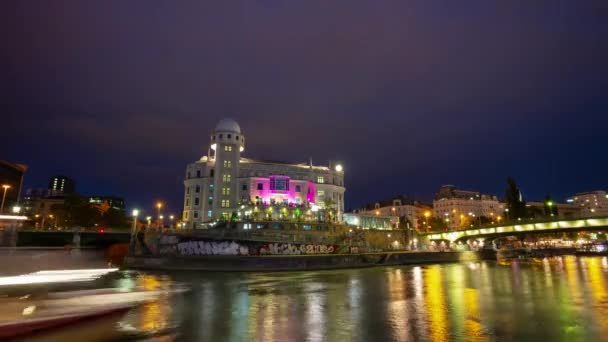 Natt Upplyst Vienna City River Bay Berömda Cinema Bar Panorama — Stockvideo