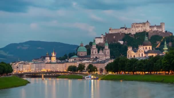 Crepúsculo Iluminado Salzburgo Centro Ciudad Río Panorama Timelapse Austria — Vídeos de Stock