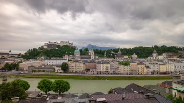 Bewölkt Tag Salzburg Stadt Fluss Verkehr Bergspitze Panorama Timelapse Österreich — Stockvideo