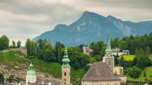 Σάλτσμπουργκ Συννεφιασμένο Κέντρο Της Πόλης Εκκλησίες Βουνά Πανόραμα Timelapse Αυστρία — Αρχείο Βίντεο