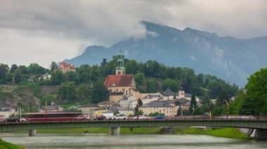salzburg cityscape bulutlu gün trafik köprüsü dağ görüş noktası panorama 4k timelapse avusturya
