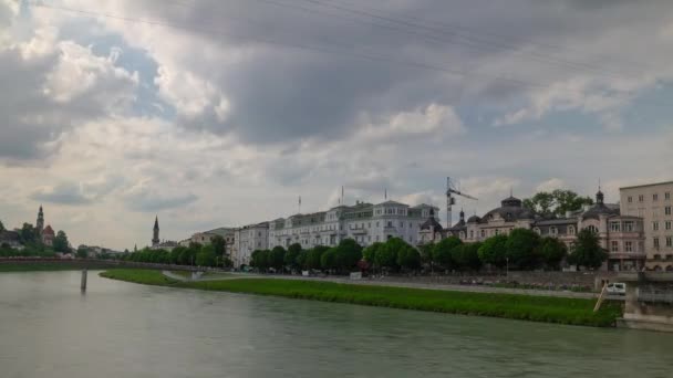 Bulutlu Gün Salzburg Şehir Merkezi Nehir Kenarı Panorama Timelapse Avusturya — Stok video