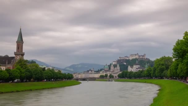 Nuvoloso Giorno Piovoso Città Salisburgo Riverside Panorama Timelapse Austria — Video Stock