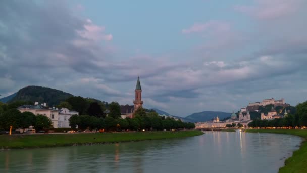 Solnedgång Nattbelysning Salzburg City Riverside Panorama Timelapse Österrike — Stockvideo