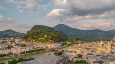 salzburg merkez cityscape günbatımı zaman nehir kenarı dağ tepe panorama 4k timelapse avusturya