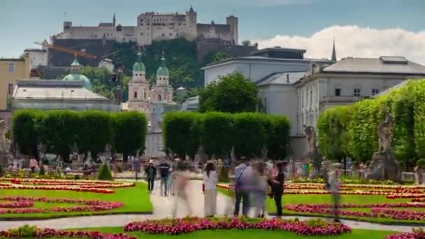 Salzburgo Paisaje Urbano Día Soleado Famoso Jardín Lleno Gente Panorama — Vídeos de Stock