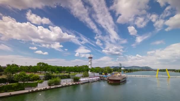 Bécs Város Napsütéses Napon Folyóparti Öböl Park Világítótornyok Panoráma Timelapse — Stock videók