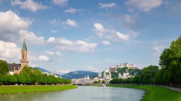 Solig Dag Salzburg City Riverside Park Panorama Timelapse Österrike — Stockvideo