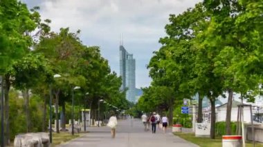 viyana şehir modern şehir güneşli gün nehir yürüyüş bay panorama 4k timelapse avusturya