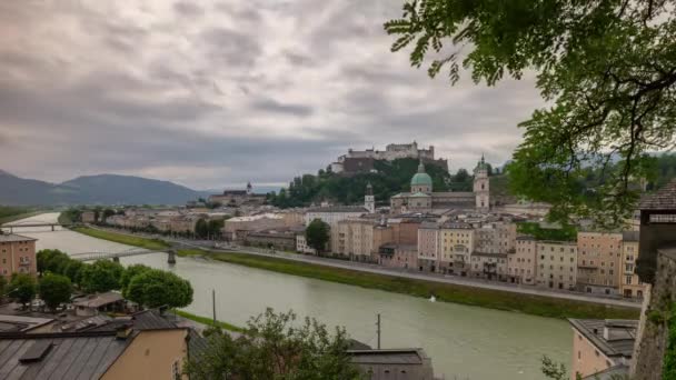 Salzburg City Bewolkte Dag Rivier Verkeer Mountain Top Panorama Timelapse — Stockvideo