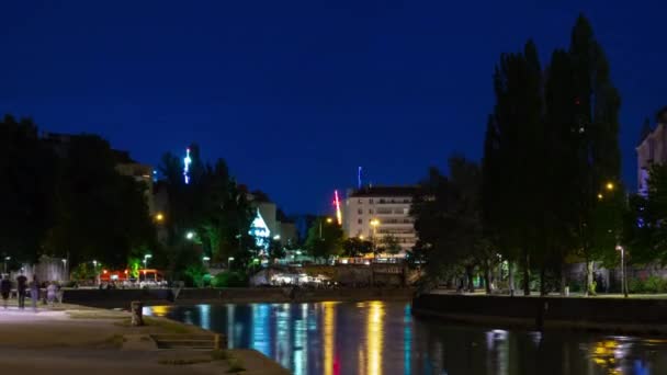 Vienna Cidade Noite Iluminado Ribeirinha Andando Baía Panorama Timelapse Áustria — Vídeo de Stock