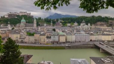 bulutlu gün salzburg şehir nehir kenarı dağ top panorama 4k timelapse avusturya