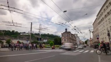gündüz salzburg şehir merkezi trafik nehir bay panorama 4k timelapse avusturya