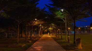 Gece vakti aydınlık kuala lumpur şehir parkı yolu panorama 4k zaman aralığı malezya