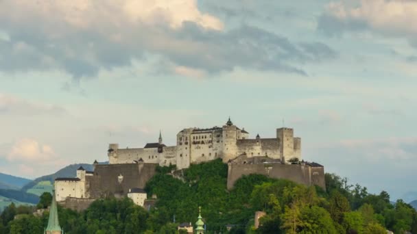 Ciudad Salzburgo Soleado Noche Famoso Castillo Panorama Timelapse Austria — Vídeos de Stock