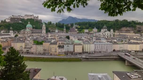 Día Nublado Salzburgo Ciudad Ribera Montaña Superior Panorama Timelapse Austria — Vídeo de stock