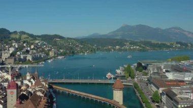 luzern şehir merkezi nehir kenarı göl görünümü gün batımı zaman hava panorama 4k İsviçre üzerinde uçuş