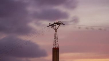 Bulutlu bir gün Singapur şehri ünlü Sentosa adası teleferik yolu panorama 4K zaman aşımı
