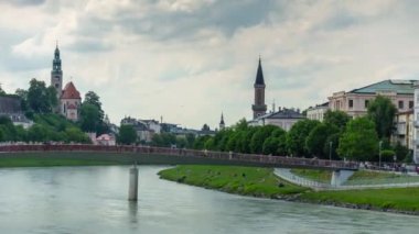 salzburg şehir merkezi gündüz ünlü nehir kalabalık köprü panorama 4k timelapse avusturya