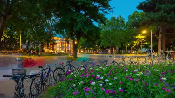 Wenen City Avond Verlicht Central Park Square Bloemen Panorama Timelapse — Stockvideo