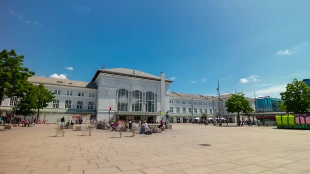 Día Soleado Salzburgo Estación Principal Tren Ciudad Concurrida Plaza Panorama — Vídeo de stock