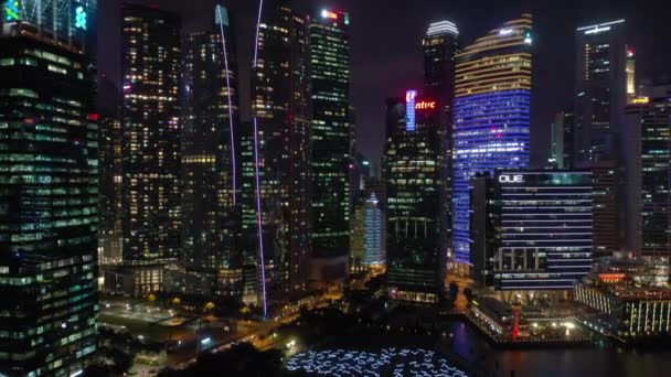 Nattetid Flygning Över Upplysta Singapore City Aerial Panorama Bilder — Stockvideo