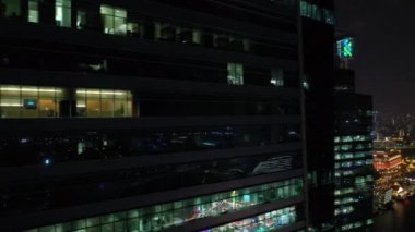 Işıklı Singapur şehir havadan panorama 4k görüntüleri üzerinde Gece uçuş