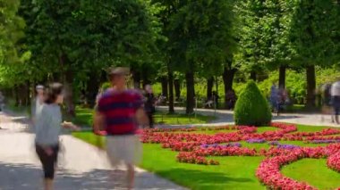 salzburg şehir güneşli gün ünlü turist kalabalık bahçe panorama 4k timelapse avusturya