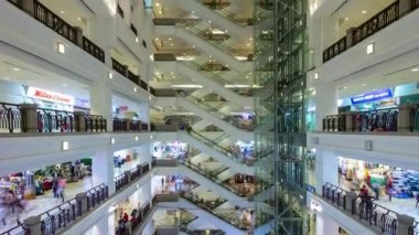 Kuala Lumpur, Malezya - Haziran 2019: Ünlü Petronas Kuleleri Suria klcc Alışveriş Merkezi Ocak 2019 Kuala lumpur, Malezya.
