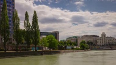 viyana şehir güneşli gün ünlü nehir kenarı plaj panorama 4k timelapse avusturya