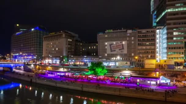 ナイトライフ照明ウィーン市有名な川沿いの混雑した湾パノラマ4Kタイムラプスオーストリア — ストック動画