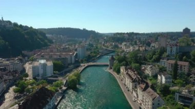 luzern şehir merkezi nehir kenarı üzerinde uçuş yaz günü gün batımı zaman hava panorama 4k İsviçre